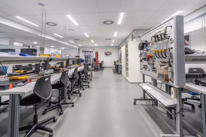 Laboratoire moderne et spacieux avec des postes de travail équipés pour la recherche scientifique et les expériences.